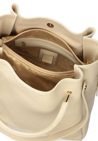 Beige läder tote-väska med texturerad yta, prydd med detaljer i guldfärg, inre ficka med dragkedja och slätt satinfoder.