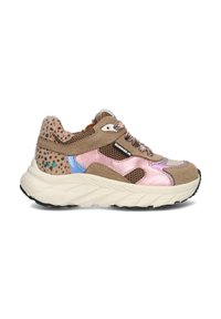 Sneaker in suede marrone con accenti metallici rosa, pannelli in rete e un tacco in pelliccia maculata. Suola intermedia bianca spessa con suola esterna nera testurizzata.