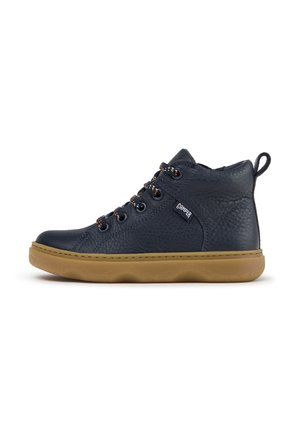 Baskets montantes en cuir noir pour enfants avec semelle en caoutchouc marron et languette au talon, lacets noirs et orange et une étiquette logo Camper.