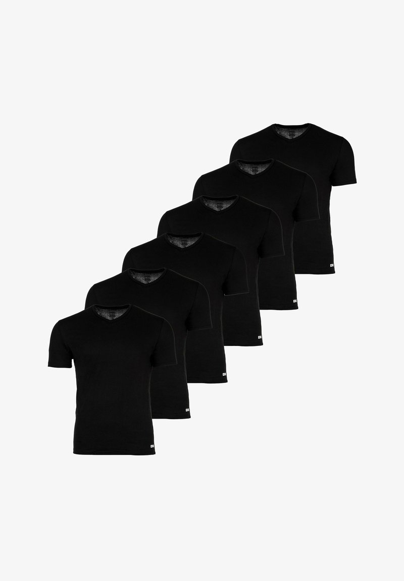 Six t-shirts noirs à col en v disposés en rangée. Fabriqués en tissu doux, avec des manches courtes et une étiquette de marque discrète sur l'ourlet inférieur.