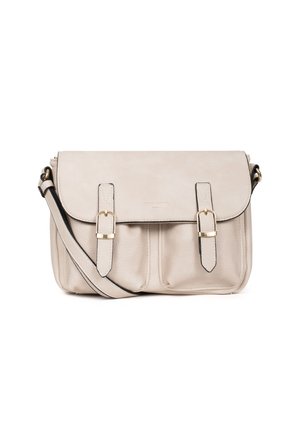 Beige leren schoudertas met een klep sluiting, gouden hardware accenten en twee voorvakken, met zwarte afwerking en een verstelbare riem.