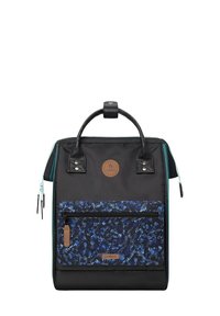 Zaino in tessuto nero con tasca frontale a motivo blu testurizzato, dettagli in pelle, maniglia superiore e chiusure con zip.