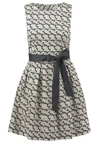 Robe sans manches noire et blanche avec un corsage ajusté, une jupe évasée et une ceinture noire à la taille ; présente un motif d'oiseaux et de rayures.