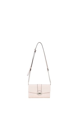 Sac bandoulière rectangulaire rose clair avec devant texturé, fermoir argenté et sangle ajustable combinant cuir et maillons de chaîne.