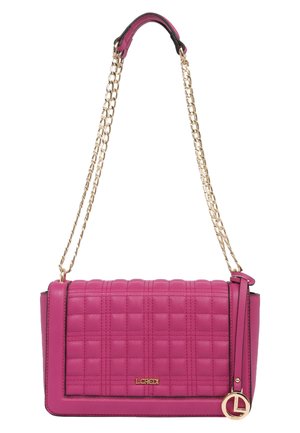 Vaaleanpunainen tikattu nahkalaukku, jossa kultainen ketjuhihna ja pyöreä kultainen logokoru sivulla roikkumassa.