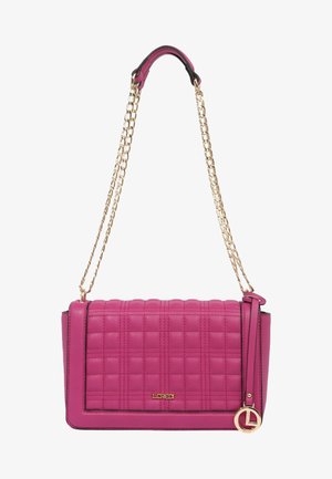 Sac à main en cuir matelassé rose avec une bandoulière chaîne dorée et un pendentif rond avec logo doré suspendu sur le côté.