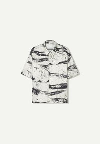 Valkoinen lyhythihainen paita, jossa musta abstrakti kuvio, kaulus ja napitettu edusta. Valmistettu kevyestä kankaasta ja rento istuvuus.