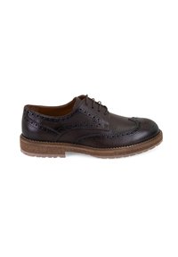 Chaussure brogue en cuir noir avec un corps texturé, des perforations décoratives et une semelle en caoutchouc brun présentant un motif texturé.