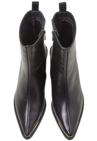 Czarne skórzane botki za kostkę z wąskimi noskami, zamkami błyskawicznymi po bokach i pętlami do ściągania; gładka tekstura zminimalizowanymi elementami metalowymi.