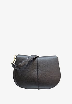 Borsa a spalla in pelle nera con forma arrotondata, superficie testurizzata, tracolla regolabile e chiusura in metallo dorato.
