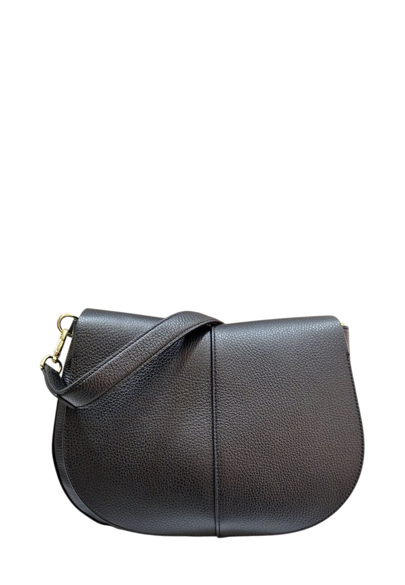 Borsa a spalla in pelle nera con forma arrotondata, superficie testurizzata, tracolla regolabile e chiusura in metallo dorato.