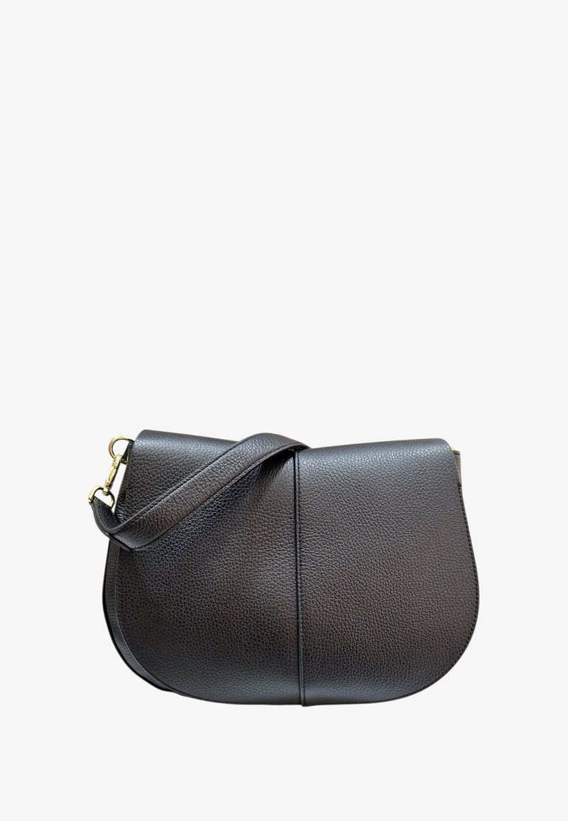 Borsa a spalla in pelle nera con forma arrotondata, superficie testurizzata, tracolla regolabile e chiusura in metallo dorato.