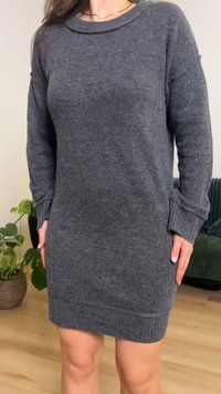 Vestido de malha cinza com mangas compridas, punhos e bainha canelados. Textura macia, corte descontraído e bolsos laterais.