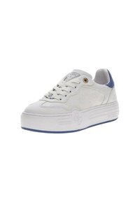 Sneakers platform bianchi in pelle testurizzata, con accentuazioni blu sul tallone, lacci rotondi e dettagli con logo sul lato e sulla linguetta.