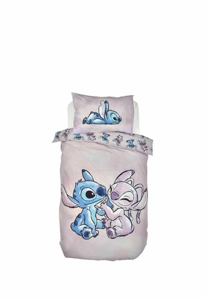Pościel dla bliźniaków z postaciami z kreskówki Stitch i Angel z Lilo i Stitch, pokazująca figlarną interakcję na kołdrze i pojedynczą postać na poduszce.