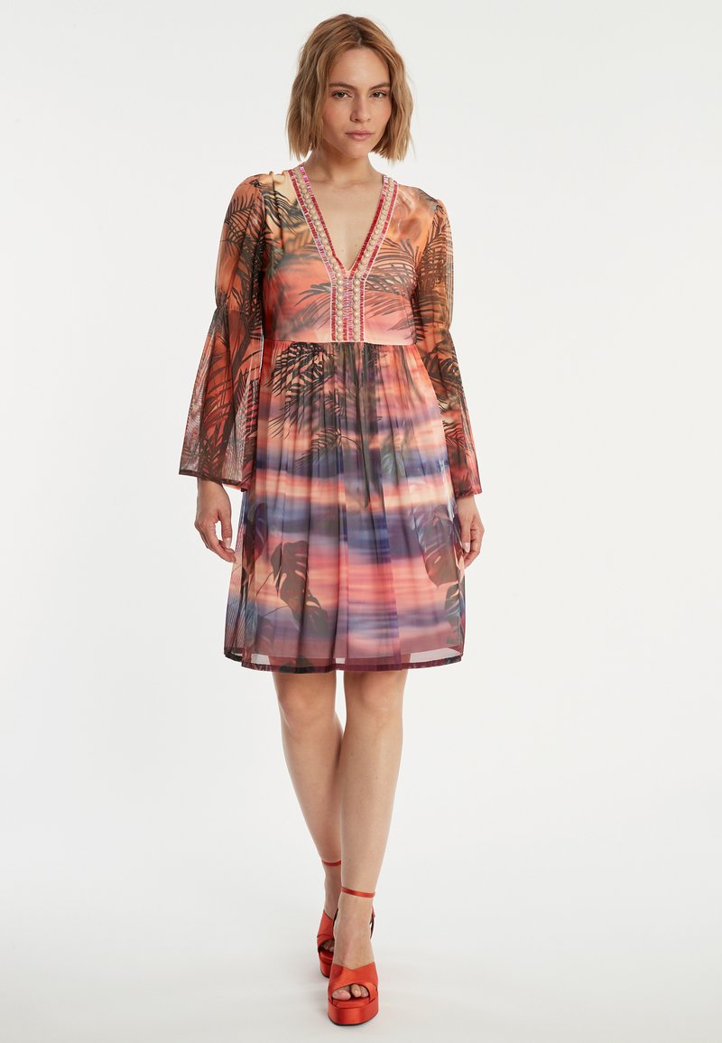 Blumenmusterkleid mit langen Glockenärmeln, mit einem tiefen V-Ausschnitt und einer gerafften Taille, in den Farbtönen Orange, Rosa und Lila.