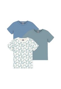 Trois t-shirts : un à rayures bleues, un bleu clair uni, et un crème avec un motif répétitif de la tour Eiffel en bleu. Coupe classique, manches courtes.