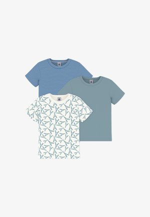 Tre magliette: una a righe blu, una tinta unita azzurro chiaro e una color crema con motivo ripetuto della Torre Eiffel in blu. Vestibilità classica, maniche corte.