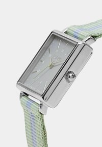Sølv rektangulært ur med en lys grå skive, grøn og blå vævet rem, og minimalistiske time markeringer. Har en krone på siden.