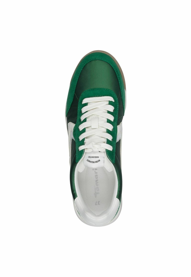 Grüne Sneaker mit weißen Akzenten, mit einer strukturierten Oberseite, runder Zehenpartie, gepolstertem Kragen und flachen Schnürsenkeln. Gummisohle für besseren Halt.