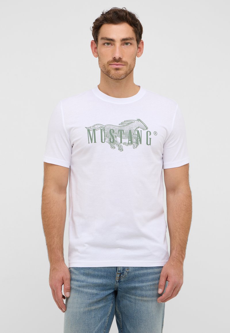 Biała koszulka bawełniana z zielonym nadrukiem konia i napisem "MUSTANG". Krótkie rękawy i okrągły dekolt.