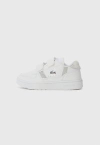 Baskets blanches avec une tige en cuir lisse, deux bandes Velcro, des accents gris subtils, et une semelle en caoutchouc texturée avec un détail de logo.