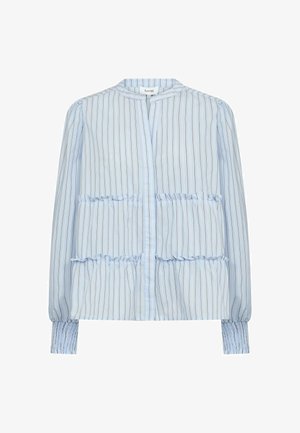 Helehall sinine pluus vertikaalsete õhukeste triipudega, pikad patsiga varrukad, talje ja mansettide kokkupandud detailid ning kaeluseta kaelus.