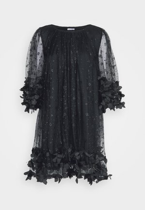 Melna kleita ar caurspīdīgām ziedu piedurknēm, kas izceļas ar pērļu izšuvumiem, brīvu piegriezumu un tauriņu aplikācijām apakšmalā un piedurkņu malās.