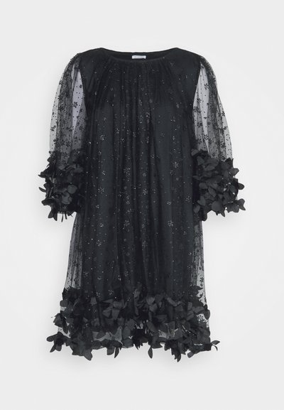 Musta mekko, jossa on läpikuultavat kukkakuosiset hihat, koristeltuna paljeteilla, löysä istuvuus ja perhosapplikaatiot helmassa ja hihoissa.
