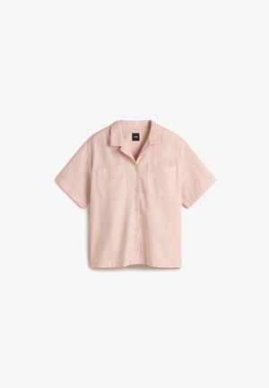 Camicia a maniche corte con colletto in tessuto rosa chiaro, dotata di due tasche frontali e chiusura con bottoni, con dettagli di cucitura decorativa.