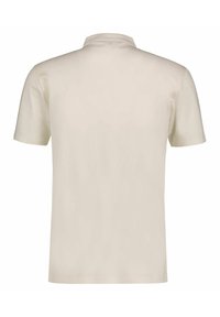 Polo tričko s krátkým rukávem v krémové barvě, s klasickým límečkem a měkkou, hladkou tkaninou. Jednoduchý design bez viditelných vzorů nebo grafik.