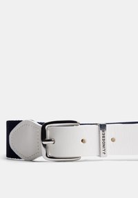 Valkoinen nahkavyö, jossa on hopeanvärinen metallisolki, varustettuna tummansinisen kankaan hihnalla ja logopainatuksella. Rakenteellinen pinta ja vahvistettu ommel.