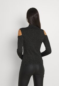 Czarny sweter z długim rękawem, z wycięciami na ramionach, prążkowaną fakturą, metalicznymi nitkami i wysokim dekoltem.