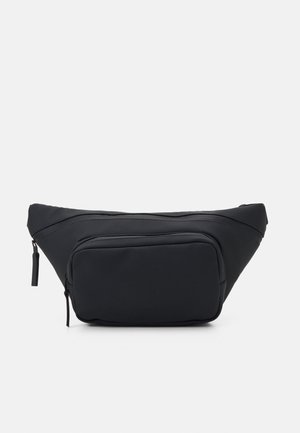 Sac banane noir avec une grande poche avant zippée et un compartiment principal zippé, conçu pour un port mains libres.