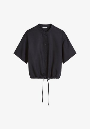 Czarna, krótka koszula na guziki z kołnierzykiem typu mandarynka i regulowanym sznurkiem u dołu.