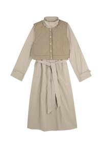Rochie lungă, bej, cu o pană de vest captusit. Prezintă un guler înalt, nasturi cu prindere, mâneci lungi și o curea legată în talie. Textură moale.