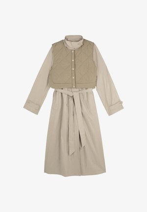 Dlouhé béžové šaty s prošívaným panelem vesty. Mají vysoký límec, cvoky, dlouhé rukávy a opasek na zavázání v pase. Měkká textura.