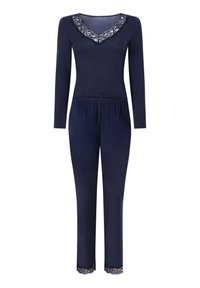 Ensemble de pyjama bleu marine comprenant un haut à manches longues avec un bord en dentelle au niveau du col en V et des accents en dentelle à l'ourlet du pantalon assorti. Tissu doux.