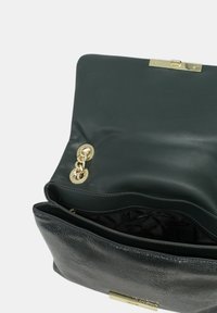 Borsa a tracolla verde in pelle con finitura texture; presenta una chiusura dorata e dettagli a catena. Compartimento interno con fodera a stampa logo discreta.