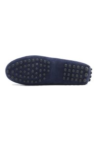Marineblauer Wildlederschuh mit einer Sohle aus strukturierten schwarzen Gummistollen für besseren Halt, mit glatten Kanten und abgerundeter Zehenform, entworfen für Komfort und Stabilität.