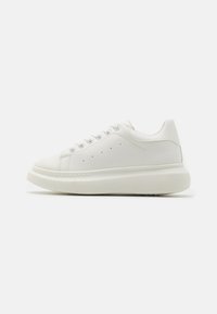 Trainers - white