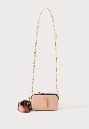 Lille rektangulær lyserød crossbody taske med guld kæderem og en aftagelig bred grøn- og lyserød strop i stof.