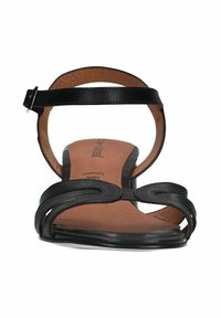 Zwarte sandaal met memory foam binnenzool, open teen en slanke banden. Kenmerkt zich door een soepele leren afwerking en een verstelbare enkelriem voor een goede pasvorm.