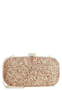 Malá obdélníková kabelka ve zlatém a bronzovém třpytu, se zlatým řetízkovým popruhem a zavíráním na klips.