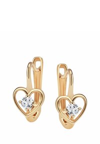 Złote kolczyki w kształcie serca z przezroczystym kamieniem szlachetnym w środku. Projekt charakteryzuje się gładkimi krzywymi i wypolerowanym wykończeniem.