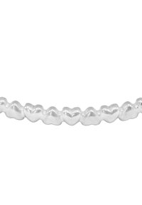 Bracciale d'argento con maglie a forma di cuore, finitura lucida, texture liscia ed elementi di design distribuiti in modo uniforme.