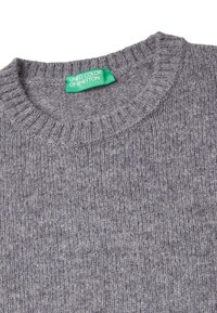 Szary sweter z dzianiny z prążkowanym okrągłym dekoltem. Posiada fakturowany materiał oraz zieloną metkę marki.