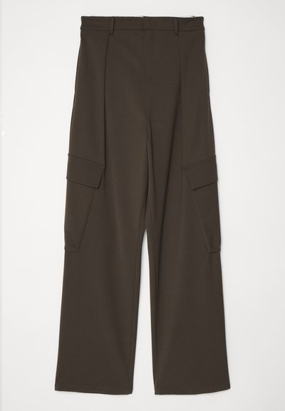 Brūnas platās kājas kravas bikses, kas izgatavotas no teksturēta auduma, ar divām sānu kabatām ar atloks un taisnu griezumu no vidukļa līdz malu.