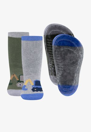 Dois pares de meias: um em verde escuro com um design de camião, o outro em cinza claro com detalhes azuis e gráficos de camiões, apresentando solas texturizadas.