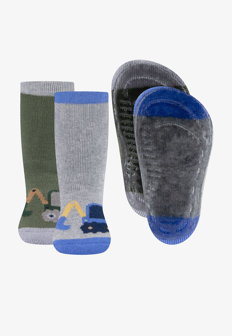 To par med sokker: en i mørkegrønn med lastebil-design, den andre lys grå med blå detaljer og lastebilgrafikk, med teksturerte såler.